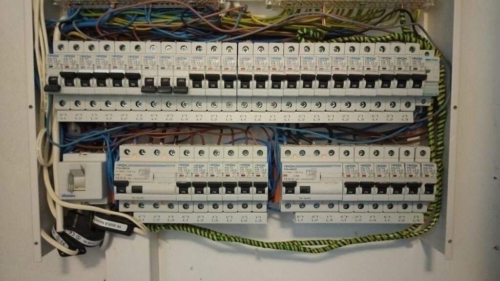 Charging station, interior cables